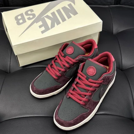 NIKE SB Dunk low x Riot skateshop