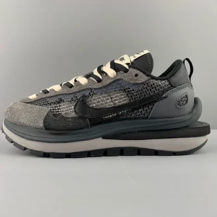 NIKE LDV VaporWaffle x SACAI
